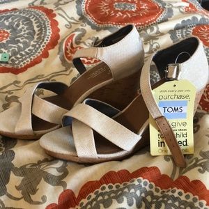 Toms cream wedges